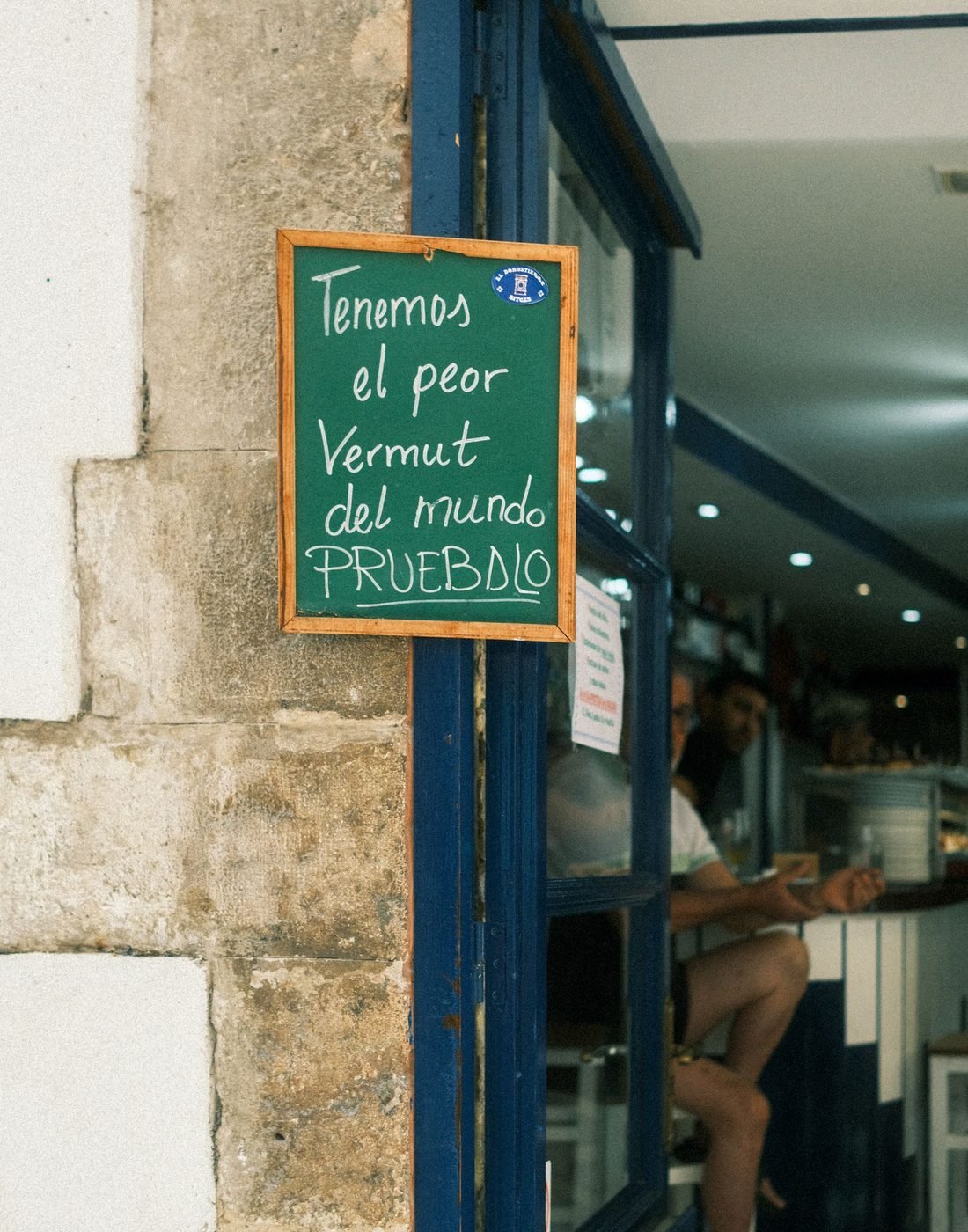 Pizarra en la puerta del bar que dice: tenemos el peor vermut del mundo, pruébalo
